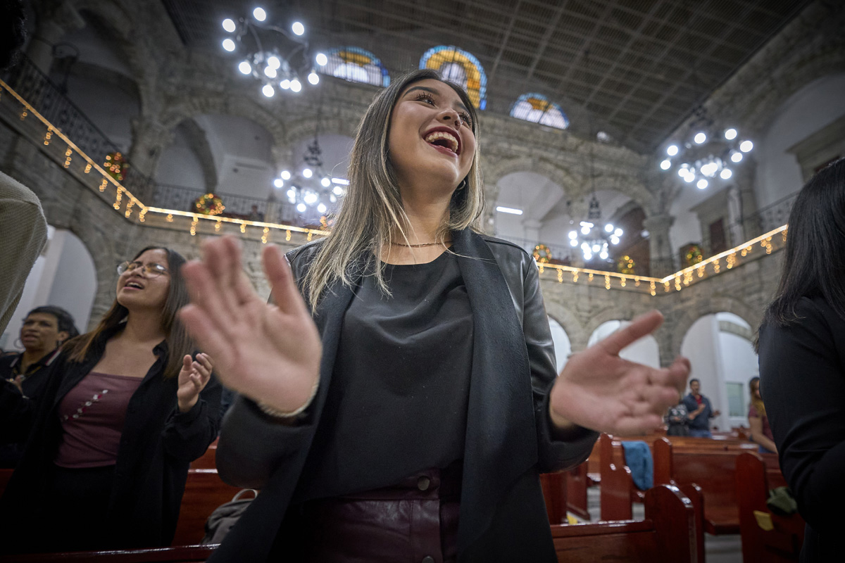 Uma mulher canta e reza durante o culto de adoração em 2 de dezembro de 2023 na Igreja Metodista de Ghent, na Cidade do México, como parte da celebração do 150º aniversário da fundação da Igreja Metodista do México. A denominação celebrou o aniversário com uma conferência realizada de 30 de Novembro a 3 de Dezembro na Cidade do México para discutir como a sua herança wesleyana pode equipar melhor a igreja para enfrentar os desafios actuais.