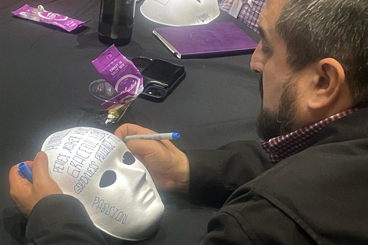 Os participantes da Conferência Enfrentrando o Futuro, realizada em Atlanta de 14 a 16 de novembro, usam máscaras em branco antes de decorá-las como parte de um exercício. A conferência atraiu cerca de 300 pastores que servem no ministério transcultural para compartilhar suas experiências e aprender novas maneiras de serem eficazes. Foto cortesia da Comissão Metodista Unida sobre Religião e Raça.