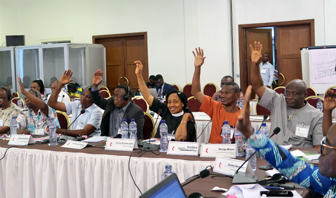 Les responsables des institutions théologiques votent à main levée lors de la réunion de l'Association africaine des institutions théologiques méthodistes unies qui s'est tenue à Kinshasa, au Congo. L'association a élu de nouveaux dirigeants, dont la Révérende Virginie Umba de l'Université méthodiste de Kamina au Congo, qui occupera le poste de présidente. Photo par Eveline Chikwanah, UM News. 