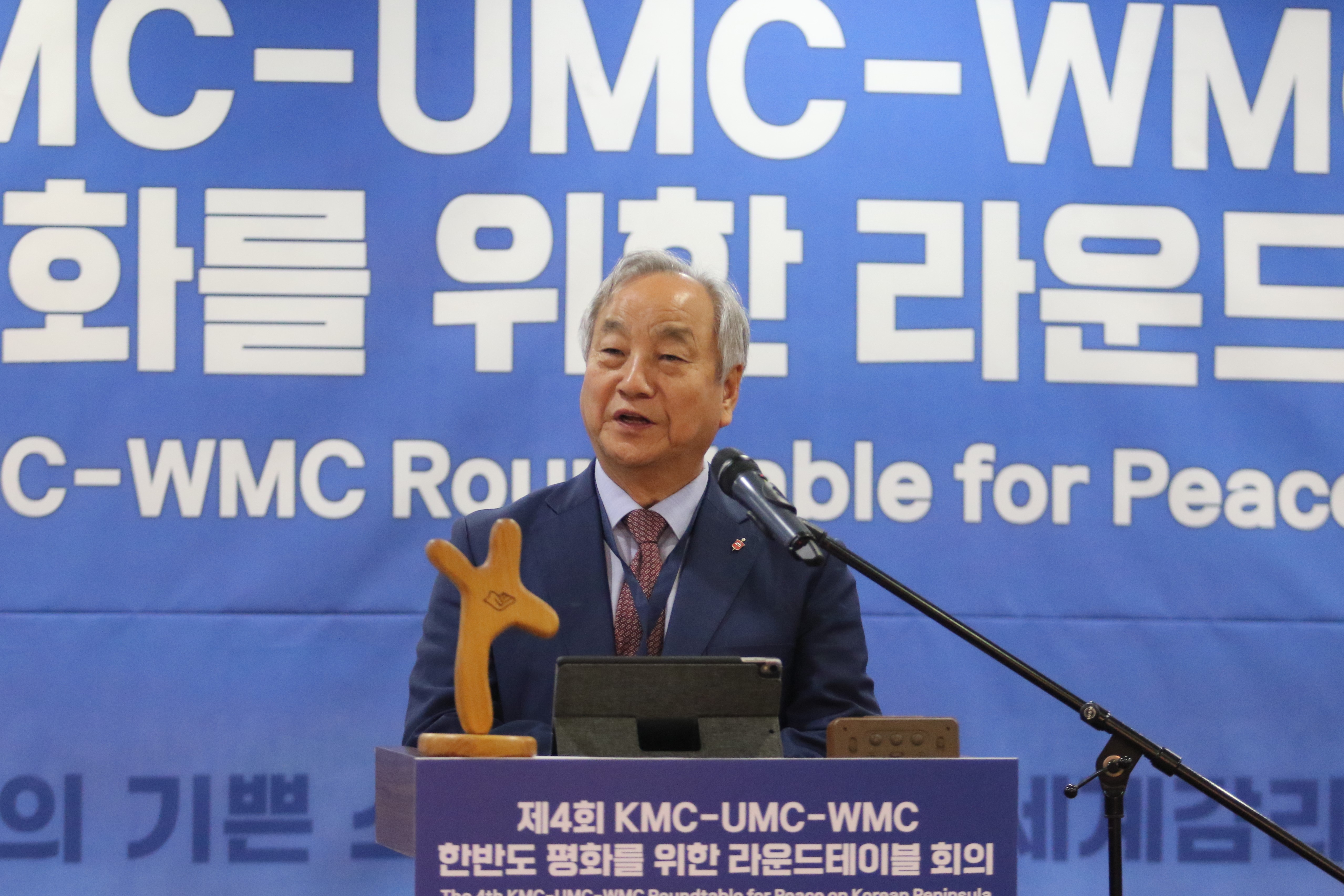 정희수 감독이 2023년 8월 28일과 29일 서울 앰배서더 호텔에서 열린 제4차 한반도 평화를 위한 라운드테이블에서 설교하고 있다. 사진, 김응선 목사, 연합감리교뉴스.