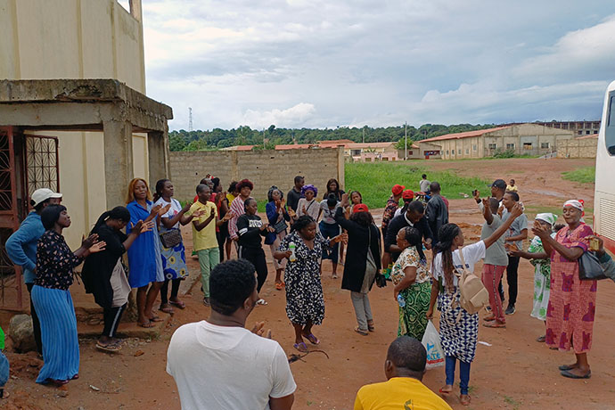 Os jovens das duas conferências encontram-se à entrada da capela e em louvor se preparam para uma tarefa nobre em Malanje. Malanje, foto de Domingas Ginga Golombole.