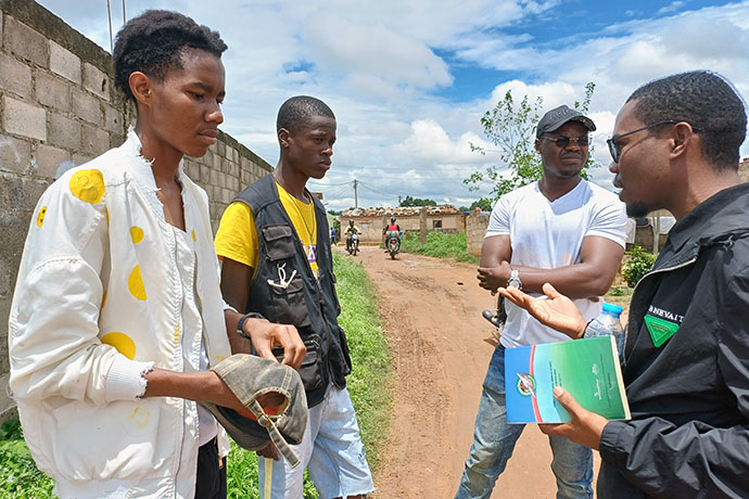 Os irmãos Fernando Matias e Gerônimo Vunge evangelizam dois jovens no bairro Catepa durante a campanha de evangelização Leste e Oeste. Malanje, Foto de Domingas Ginga Golombole.