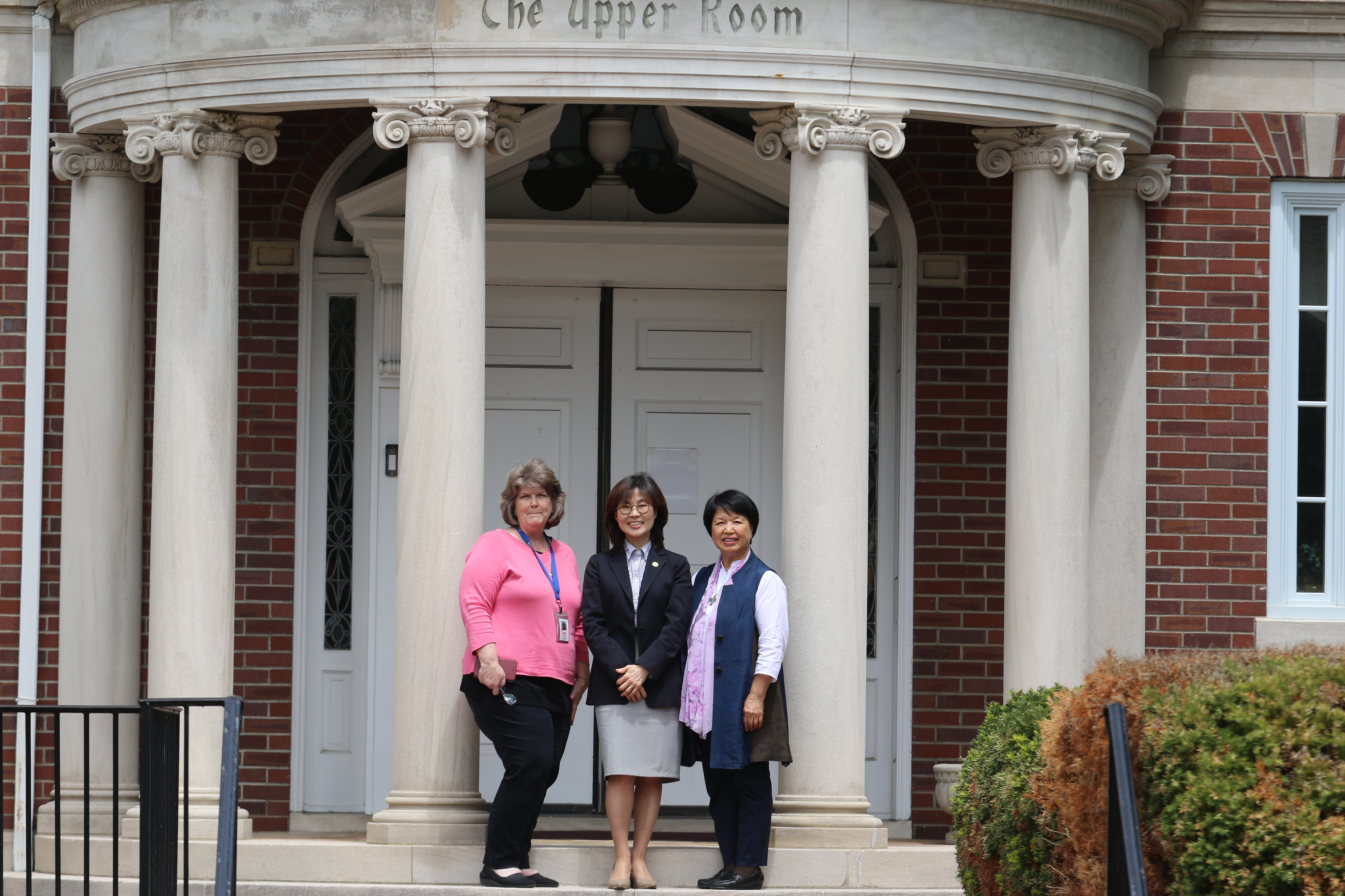 2023년 5월 5일 테네시주 내쉬빌에 소재한 다락방(The Upper Room) 본부를 방문한 <도서출판kmc> 사장 김정수 목사가 다락방 아시아 디렉터인 정임현 목사와 다락방 모금 담당 디렉터인 쉐리 엘리엇과 다락방 본부 앞에 함께했다. 사진, 김응선 목사, 연합감리교뉴스.