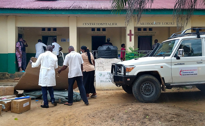 Des agents de santé déchargent des fournitures médicales à l’hôpital Méthodiste Uni de Lokole à Kindu, en RDC, dans le cadre d’une campagne de vaccination contre la rougeole. L’unité de santé mondiale de Global Ministries travaille avec les coordinateurs des quatre conseils de santé de l’Église pour mettre en œuvre le programme. Photo de Chadrack Tambwe Londe, UM News