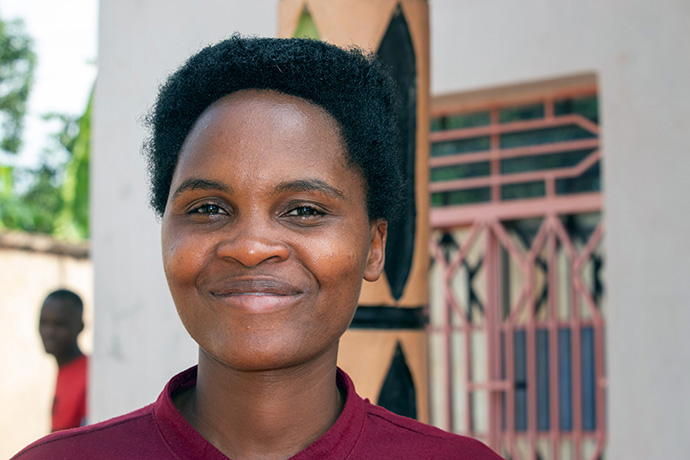 Lydie Nihimbazwe, reconnue comme la plus jeune maire de la plus grande commune du Burundi à 29 ans, attribue son ascension en politique à la grâce de Dieu. « C’est par la grâce de Dieu que je suis dans cette position, » a-t-elle dit. « Lorsqu’il a été annoncé que j’étais élue, le choc était si grand que j’ai fondu en larmes de joie. » Photo de Isaac Broune, UM News.
