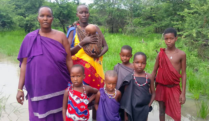 Le pasteur Paulina Koinasai, qui dirige une Église Méthodiste Unie dans le district de Masai en Tanzanie, est photographiée avec sa famille. Elle a perdu sa maison et son bétail lors des récentes inondations, et le bâtiment temporaire de sa congrégation a été emporté par les eaux. Photo de Samsoni Kinoka, district de Masai.