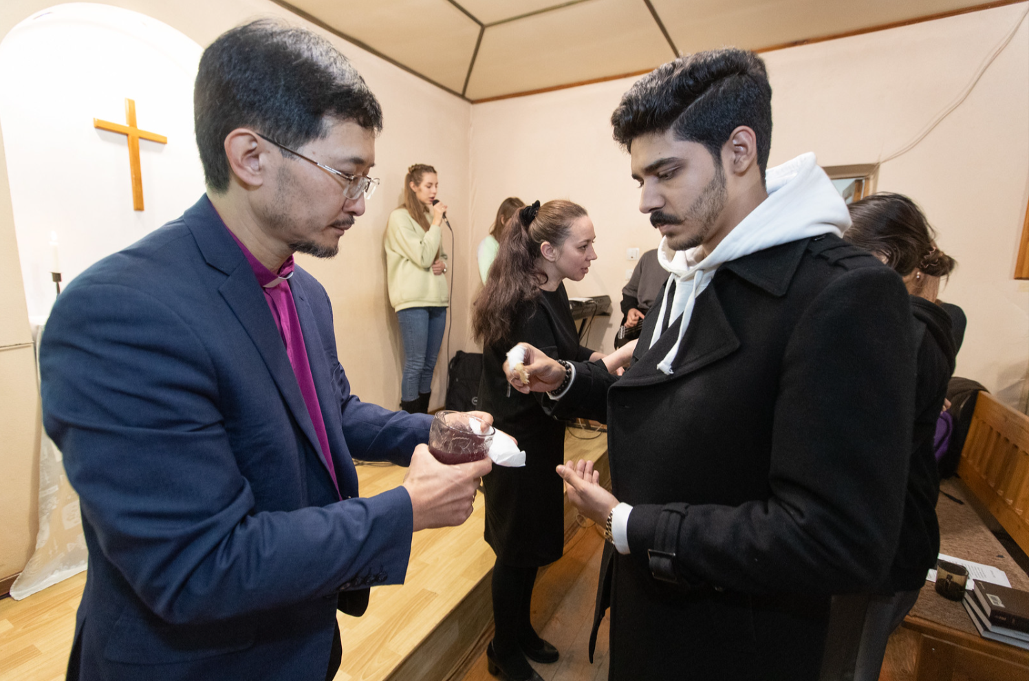 에두아드 허가이 감독이 K국 선교지에서 성만찬을 집례하고 있다. 사진, 마이크 두보스, 연합감리교뉴스.