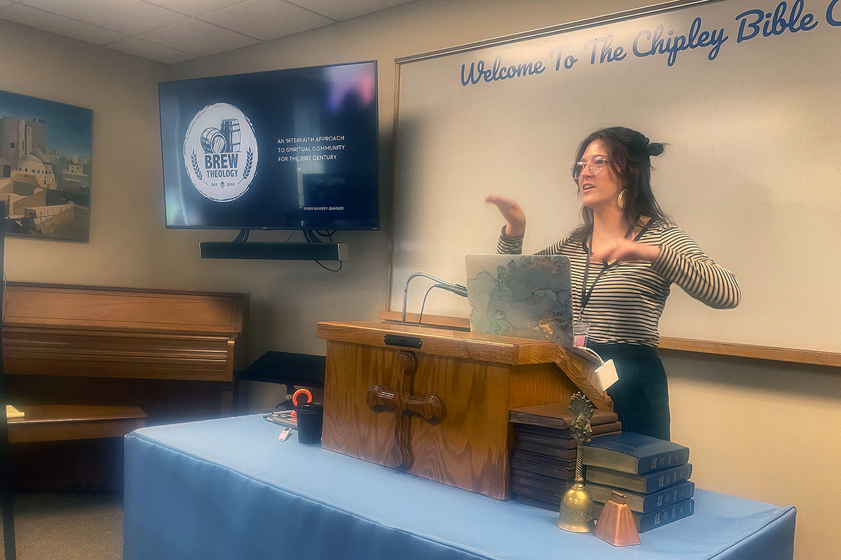 Piper Ramsey-Sumner habla sobre su grupo Teologia de Tally Brew en Tallahassee, Florida, durante la conferencia Expresiones Frescas celebrada del 7 al 9 de febrero en Charlotte, Carolina del Norte. Fue la primera reunión nacional de Expresiones Frescas, un esfuerzo para la revitalización de la iglesia que es parte de Ministerios de Discipulado Metodistas Unidos. Foto de Jim Patterson, Noticias MU.