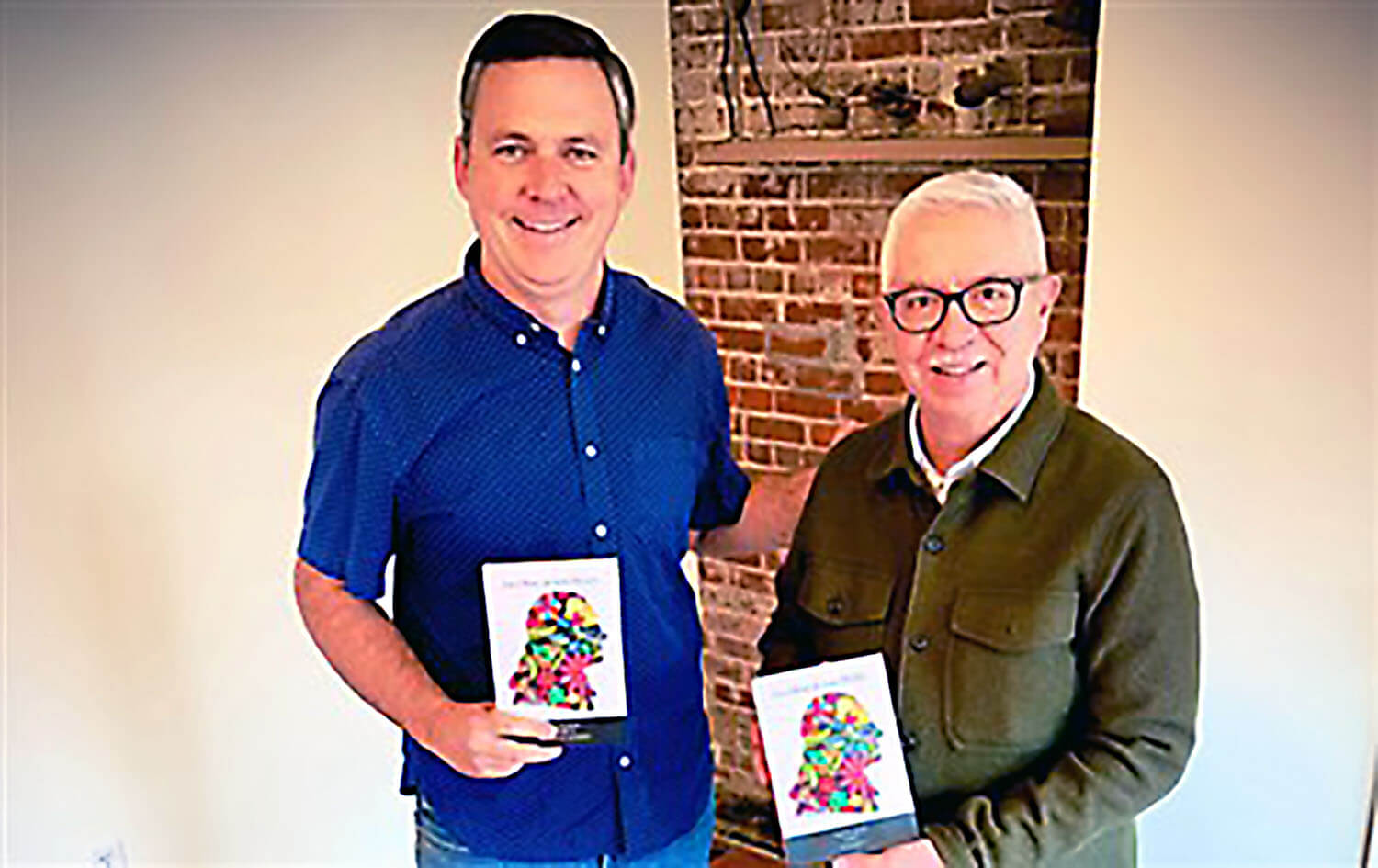 Will Faircloth, director de la Fundacion Herencia de Wesley y el Instituto de Estudios Wesleyanos,  presentó la última edición de los sermones de Juan Wesley al Rev. Daniel Medina (derecha), director de Ministerios Hispanos/Latinos en la Conferencia Anual del Sur de Georgia. Foto Cortesía de la Conferencia Anual del Sur de Georgia.