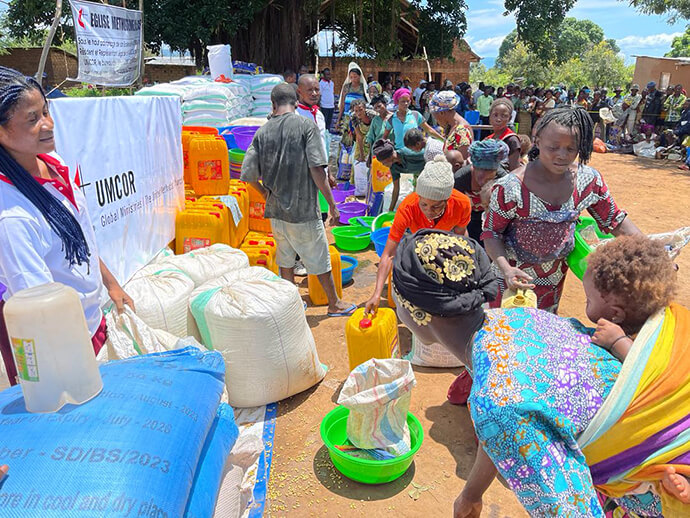 Les survivants de deux incendies au camp de déplacés de Malicha à Fizi, au Congo, font la queue pour recevoir l'aide humanitaire de l'Église méthodiste unie. Une équipe du bureau de gestion des catastrophes de l'Église, soutenue par le Comité Méthodiste Uni de Secours, a distribué de l'aide à environ 5 000 personnes, dont beaucoup ont été déplacées par les troubles dans la région. Photo gracieusement fournie par le Bureau de Gestion des Catastrophes de la Région Épiscopale du Congo Est.