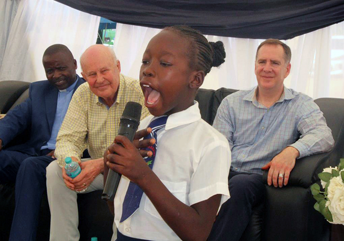 Naledi Mudzedze récite un poème lors de l'inauguration, le 24 février, d'une nouvelle clinique à Munyarari (Zimbabwe), financée par l'Église Méthodiste Unie de Bel Air (Md.) et son organisation missionnaire, Chabadza-Healing Hands Across Zimbabwe (Les mains qui soignent à travers le Zimbabwe). Photo par Kudzai Chingwe, UM News.
