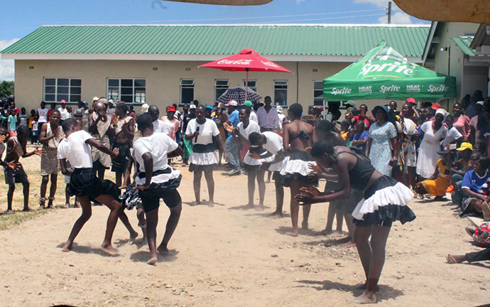 Des élèves du lycée Chinyamuhwera exécutent une danse traditionnelle lors de la cérémonie d'inauguration de la nouvelle clinique de la mission Munyarari, à Munyarari, au Zimbabwe. La clinique dispose de trois ailes pour les patients, d'une salle d'attente spacieuse et d'un campus clôturé. Photo par Kudzai Chingwe, UM News.