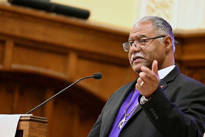 L'évêque de la Région Épiscopale de l'Indiana, Julius C. Trimble, actuel président du Comité Mondial de Lutte contre le SIDA de l'Église Méthodiste Unie, s'exprime lors de la conférence sur le SIDA "Breaking Barriers" (Briser les Barrières contre le SIDA) à la First United Methodist Church de Charlotte (Caroline du Nord), le 22 avril. "Il n'y a pas d'élimination des barrières s'il n'y a pas des briseurs des barrières", a déclaré M. Trimble, qui a longtemps défendu le ministère de l'Église auprès des personnes vivant avec le VIH et le SIDA. Photo par Christie House, United Methodist Board of Global Ministries.