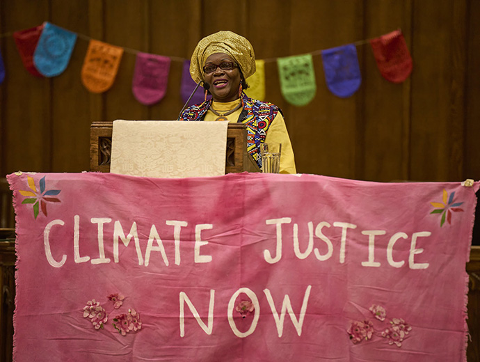 Des militants pour le climat organisent une veillée aux chandelles pour la création à l'occasion de la Journée de la Terre, la veille de la Conférence Générale Méthodiste Unie de 2024 à Charlotte (Caroline du Nord). Parmi les participants figurait le Dr Musa Dube, professeur émérite de Nouveau Testament à la Candler School of Theology d'Atlanta. Photo par Paul Jeffrey, UM News.