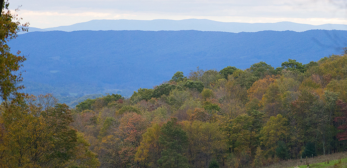 Vue de la vallée de Shenandoah près de Pearisburg, en Virginie, depuis l'auberge de Woods Hole, un lieu de repos populaire pour les randonneurs le long du sentier des Appalaches. À la veille de la Conférence Générale Méthodiste Unie de 2024 à Charlotte, en Caroline du Nord, des militants pour le climat ont organisé une veillée aux chandelles pour la création afin de plaider en faveur d'une meilleure gestion de la création. Photo de Mike DuBose, UM News.