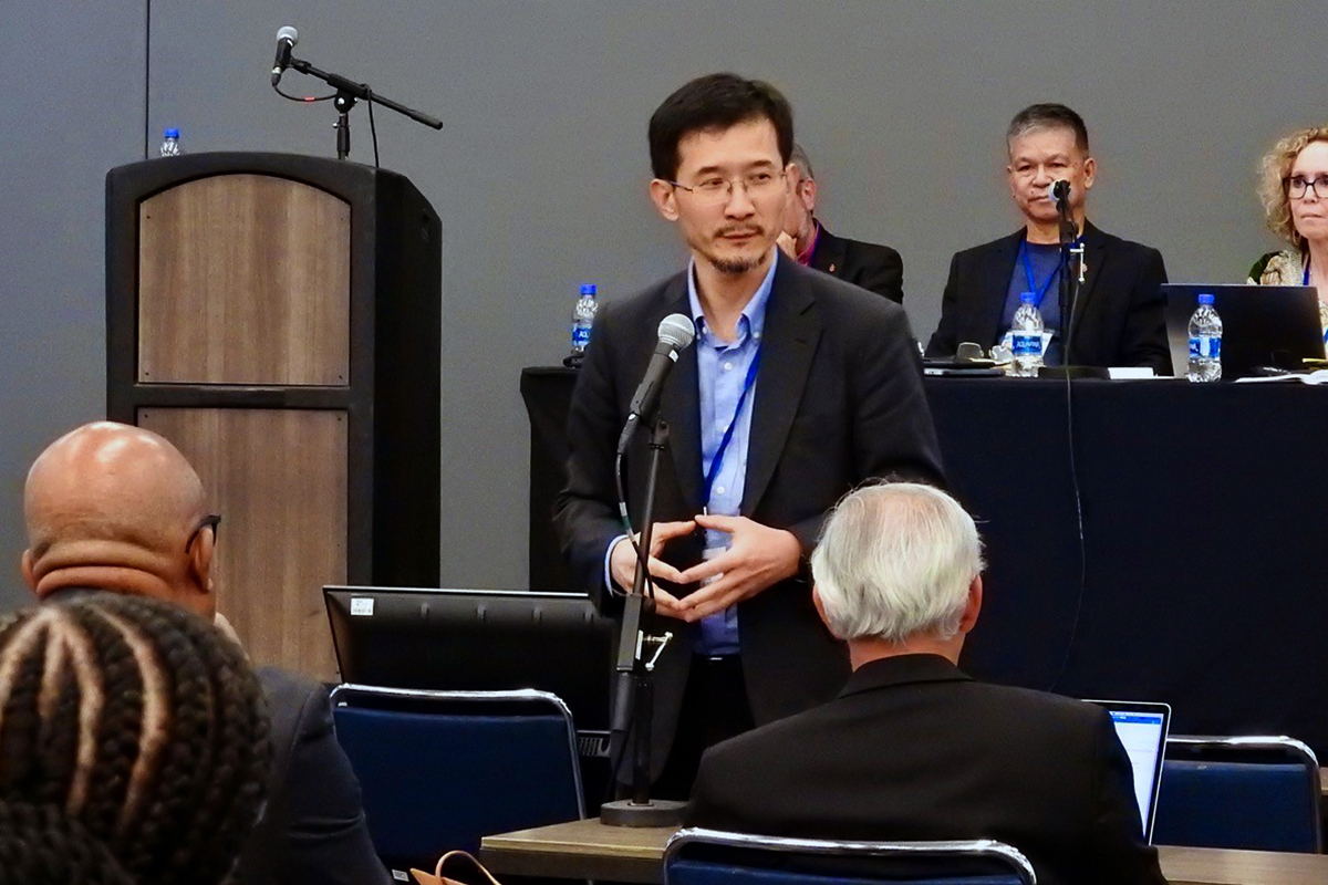 에두아드 허가이 감독이 4월 21일 노스캐롤라이나주 샬럿의 샬럿컨벤션센터에서 열린 해외지역총회 상임위원회에서 연설하고 있다. 해외지역총회 상임위원회는 허가이 감독이 주재하는 유라시아 4개 연회가 제출한 자치 연회 청원안을 승인했다. 사진, 샘 호지스, 연합감리교뉴스.