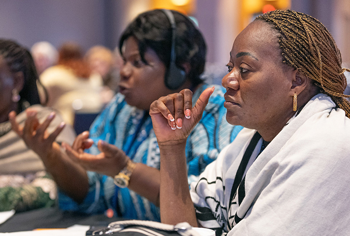 La déléguée Angele Kabamba (à droite) de la Conférence du Nord Katanga participe à une réunion d'information pour les déléguées de l'extérieur des Etats-Unis en préparation de la Conférence Générale Méthodiste Unie qui se tiendra du 23 avril au 3 mai à Charlotte, N.C. Photo par Mike DuBose, UM News.