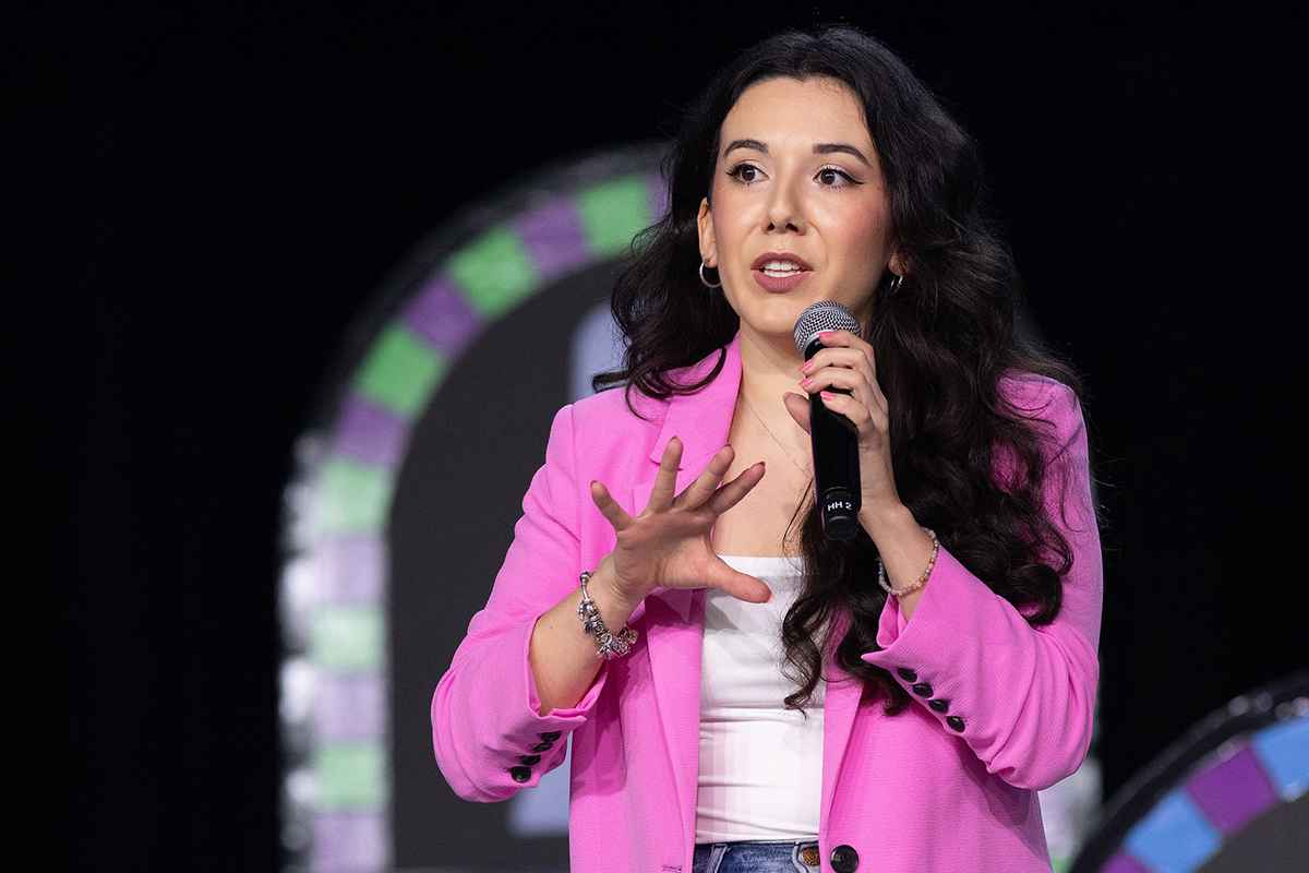 Alejandra Salemi, da Conferência da Florida, ajuda a proferir o Discurso dos Jovens durante a Conferência Geral da Metodista Unida em Charlotte, N.C., no dia 24 de Abril. Ela disse aos reunidos que a geração mais jovem está a sentir o peso do trauma emocional, mental e espiritual que acompanha separações e desfiliações. Foto de Mike DuBose, Notícias da MU.
