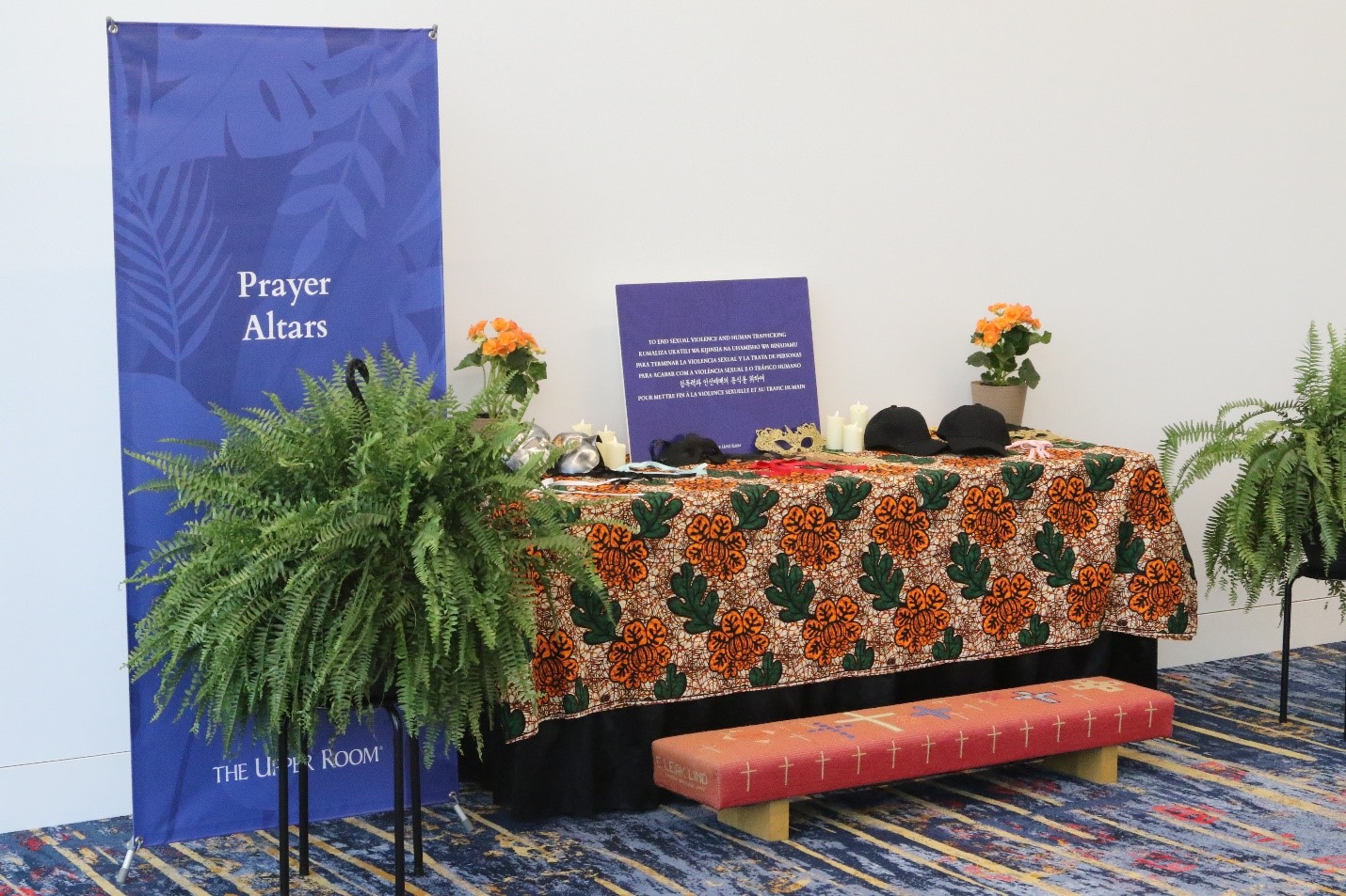 누구나 이용할 수 있는 ‘마음의 정원’이라는 이름의 기도실이 운영된다. 영어, 한국어, 포르투갈어, 프랑스어, 스와힐리어 등 여러 언어로 쓰인 기도문과 성경 구절 책자도 구비되어 있다. 사진은 기도실에 마련된 3곳의 기도 제단 중 하나이다. 사진, 김응선 목사, 연합감리교뉴스.