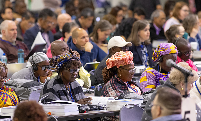 Les délégués examinent la législation lors de la Conférence Générale Méthodiste Unie à Charlotte, N.C. Photo par Mike DuBose, UM News.