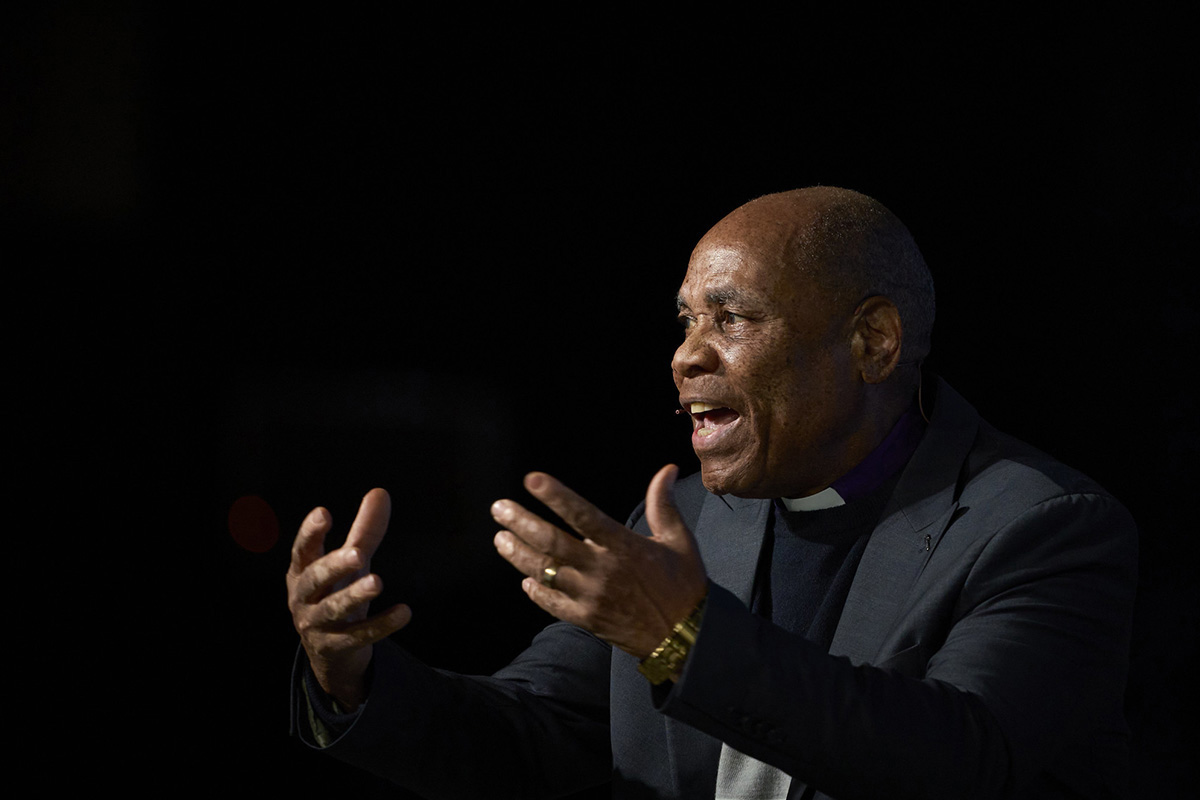 O Bispo Eben Nhiwatiwa da Área Episcopal do Zimbabué prega no culto matinal de 27 de Abril na Conferência Geral Metodista Unida em Charlotte, N.C. Foto de Paul Jeffrey, Noticias MUMs.