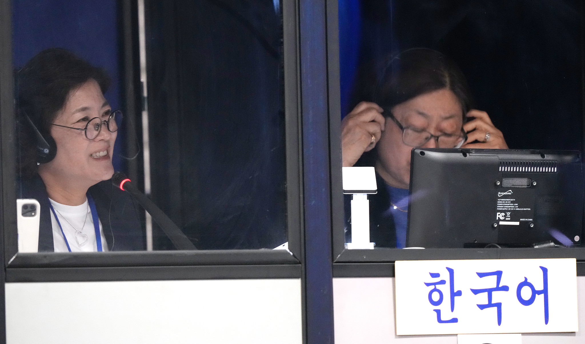 2024년 4월 29일 월요일, 노스캐롤라이나 샬럿에서 열린 연합감리교회 총회에서 가한나 목사와 박찬경 권사가 통역으로 섬기고 있다. 사진, 래리 맥코맥, 연합감리교뉴스.