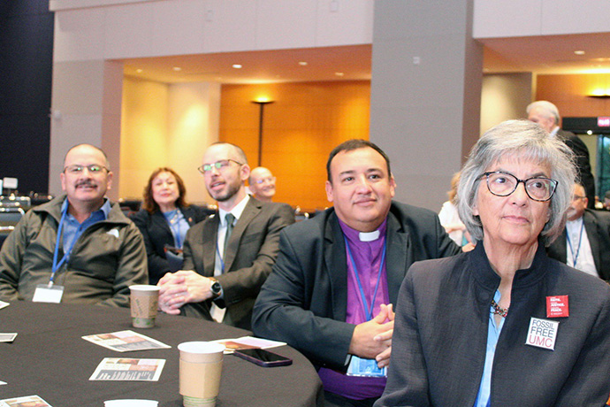 Da direita para a esquerda: Bispo Silvio Ceballos (Igreja Evangélica Metodista Unida do Equador), Bispa Minerva Carcaño (Conferência Anual da Califórnia-Nevada), Adam Hodge (GBGM), Rev. Jorge Domingues (Conferência Anual da Califórnia-Nevada), Bispo Juan de Dios Peña (Igreja Evangélica Metodista em El Salvador - CIEMAL) e Bispa reformada Hope Morgan Ward. Foto Rev. Gustavo Vasquez.
