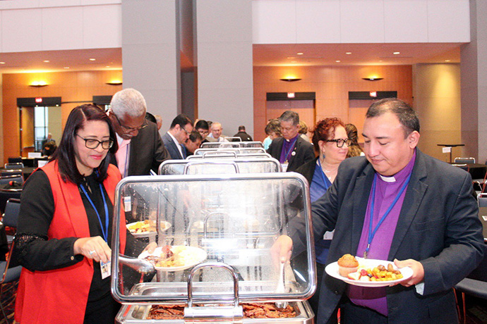 Compartilhando o café da manhã à esquerda: A reverenda Sairy Marte e o bispo Miguel Angel Cancú da Igreja Evangélica Dominicana; o bispo Héctor Burgos Núñez da Conferência Anual da Área Norte de Nova Iorque. Na parte de trás, à direita, o Bispo Ciriaco Francisco, Vice-Presidente da Mesa Cinexional; a Rev. Dra. Lydia Muñoz, Diretora do Plano Nacional para o Ministério Hispânico-Latino; e na frente, o Bispo Juan De Dios Peña, da Igreja Evangélica Metodista em El Salvador. Foto Rev. Gustavo Vasquez, Notícias MU.
