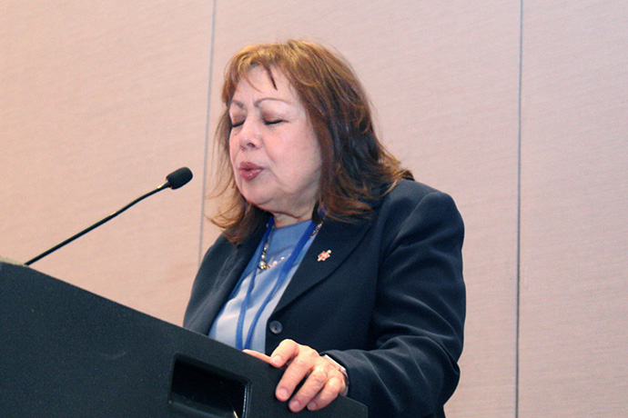 A bispa Minerva Carcaño, da Conferência Anual da Califórnia-Nevada, conduziu a oração de encerramento no evento que reuniu líderes das igrejas latino-americanas e do Conselho Metodista Unido de Bispos. Foto Rev. Gustavo Vasquez, Notícias MU.