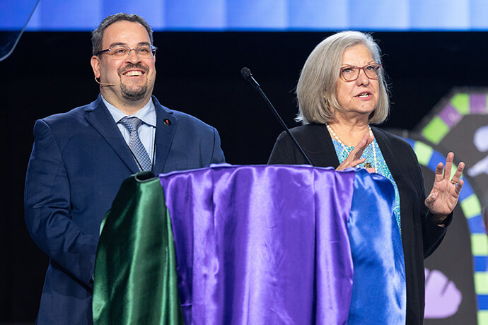 El Rev. Giovanni Arroyo junto a Dawn Higgins Hare, responsables de Revisión y Monitoreo en la Conferencia General. Foto de Noticias MU.