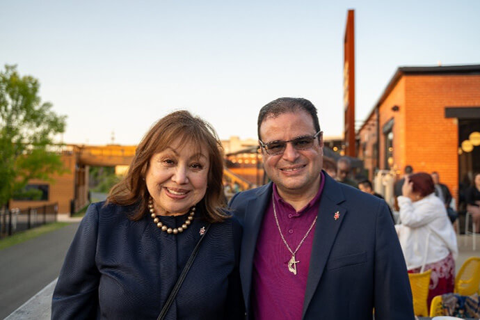 La Obispa Minerva Carcaño y el Obispo Héctor Antonio Burgos-Núñez comparten con la comunidad hispano-latina en la reunión del Plan en la tarde. Foto: Manuel Padilla, cortesía
