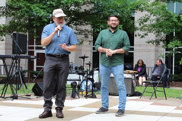 El Rev. Jack Amick y Cristian Schlick comparten el trabajo sobre migración desarrollado por UMCOR  Foto: Horacio Mesones, Noticias MU