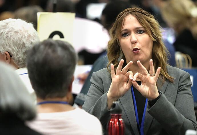 Lara Wagner interpreta usando el lenguaje de señas americano durante la Conferencia General Metodista Unida reunida en Charlotte, Carolina del Norte, el 30 de abril. Foto de Larry McCormack, Noticias MU.