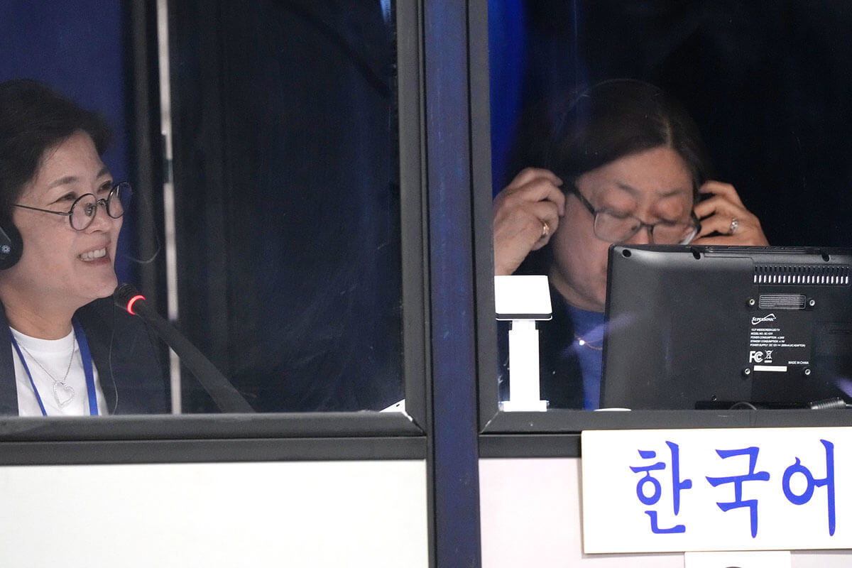 Hannah Ka e Chan Gilliam interpretam a conferência para coreano durante a Conferência Geral Metodista Unida em Charlotte, CN, no dia 29 de Abril. Foto de Larry McCormack, Notícias MU.