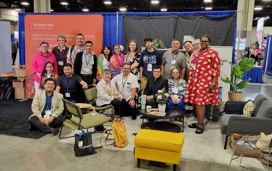 Delegados y participantes en la Conferencia General se reúnen en “La Casita” del Plan de Ministerios Hipano-latinos, en el espacio de exposiciones. Foto de Noticias MU.