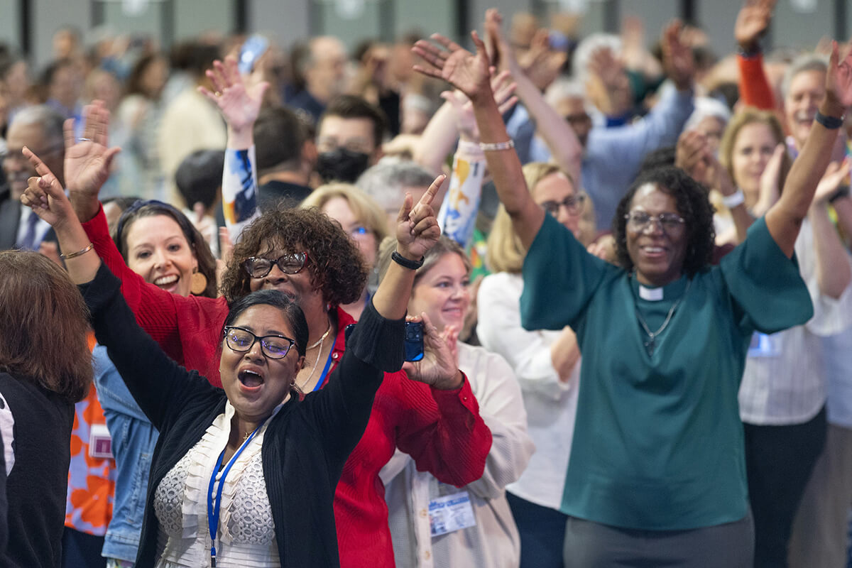 Delegados, visitantes e funcionários da Conferência Geral Metodista Unida em Charlotte, NC, dançam nos corredores após o culto matinal no último dia da conferência. Os delegados à assembleia legislativa de 10 dias apoiaram grandes mudanças, incluindo a remoção de restrições ao ministério com e por pessoas LGBTQ. Foto de Mike DuBose, Notícias MU. 
