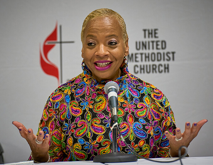 A Bispa Tracy S. Malone fala numa conferência de imprensa no dia 3 de maio, na conclusão da Conferência Geral Metodista Unida em Charlotte, NC. Malone celebrou a eliminação da linguagem proibitiva que marginaliza as pessoas LGBTQ, mas também reconheceu que as ações da assembleia legislativa da denominação receberam uma reação mista entre os Metodistas Unidos. Foto de Paul Jeffrey, Notícias MU. 