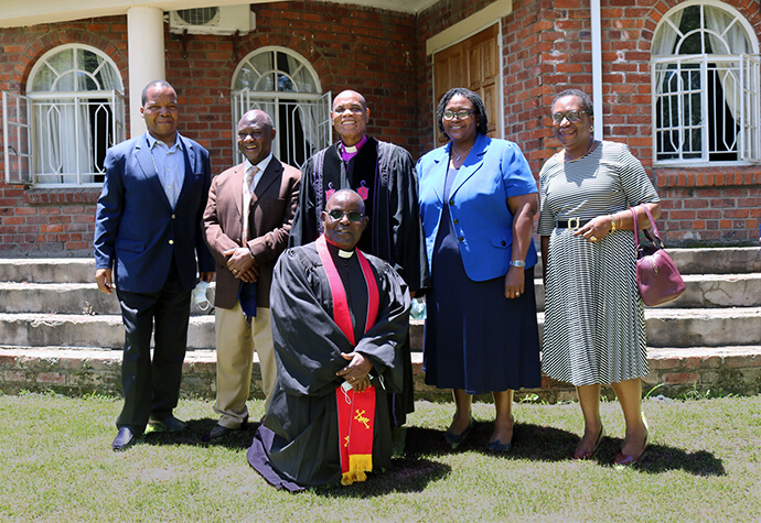 Le Révérend Ellison Kamupira s'agenouille devant l'Évêque Eben K. Nhiwatiwa et des amis de la famille après son ordination honorifique le 13 décembre 2020 à Harare, Zimbabwe. Photo par Eveline Chikwanah, UM News.
