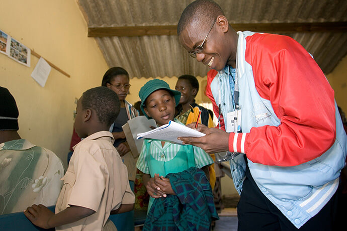 Isaac Broune conducts interviews for a story about a program that provides school uniforms for students at the Munyarari United Methodist Mission Center near Marange, Zimbabwe, in 2006. Broune was taking part in a training conference sponsored by United Methodist Communications and held at United Methodist-related Africa University in Mutare, Zimbabwe. File photo by Mike DuBose, UM News.