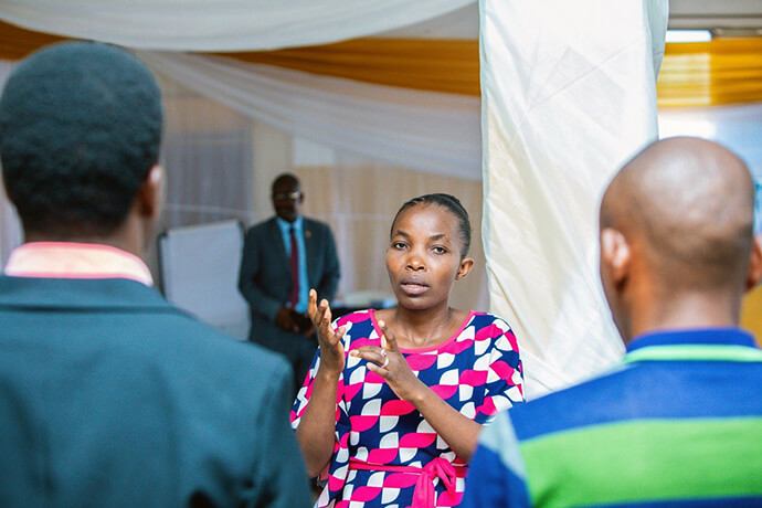 L'interprète en langue des signes Micheline Nkundwanabake explique les signes aux participants d'une session de formation pour le clergé et les laïcs méthodistes locaux au Burundi. Cette formation fait partie d'une nouvelle initiative lancée par l'Eglise Méthodiste Unie du Burundi avec le soutien des ministères méthodistes unis pour les sourds et les malentendants et du United Methodist Board of Global Ministries. Photo par le Révérend Niyiragira Ladislas, UM News.