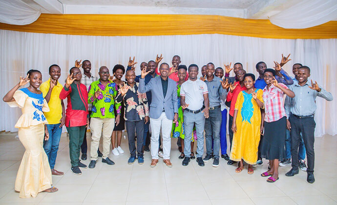 Le révérend Emmanuel Sinzohagera (au centre, veste bleue), Prempeh Collins Kwasi (à sa gauche) et des membres du clergé et du laïcat Méthodistes Unis lèvent la main pour dire "Je t'aime" en langue des signes lors d'un cours de formation parrainé par l'Eglise du Burundi. Ce nouveau ministère permettra à quelque 588 Méthodistes Unis sourds ou partiellement malentendants de participer et de comprendre les messages essentiels de l'Eglise pendant le culte et les réunions. Photo de Niyiragira Ladislas, UM News.