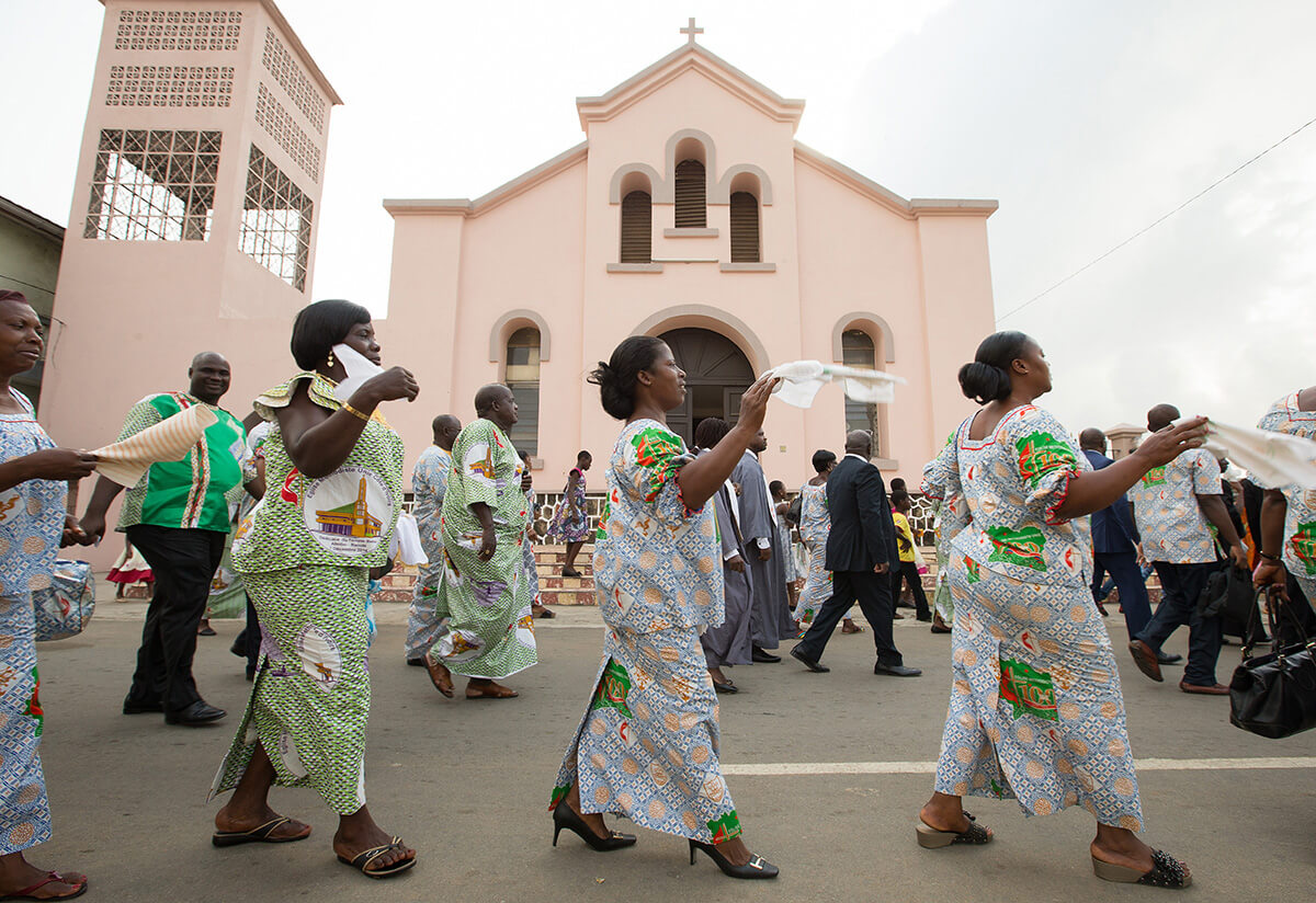 Des membres de l'église défilent pour accueillir les visiteurs à l'Église Méthodiste Unie Temple Bethel dans le quartier Abobo-Baoule d'Abidjan, en Côte d'Ivoire, en 2015. La Conférence de Côte d'Ivoire a voté le 28 mai pour quitter l'Église Méthodiste Unie, mais elle ne l'a pas encore quittée. Photo de Mike DuBose, UM News.