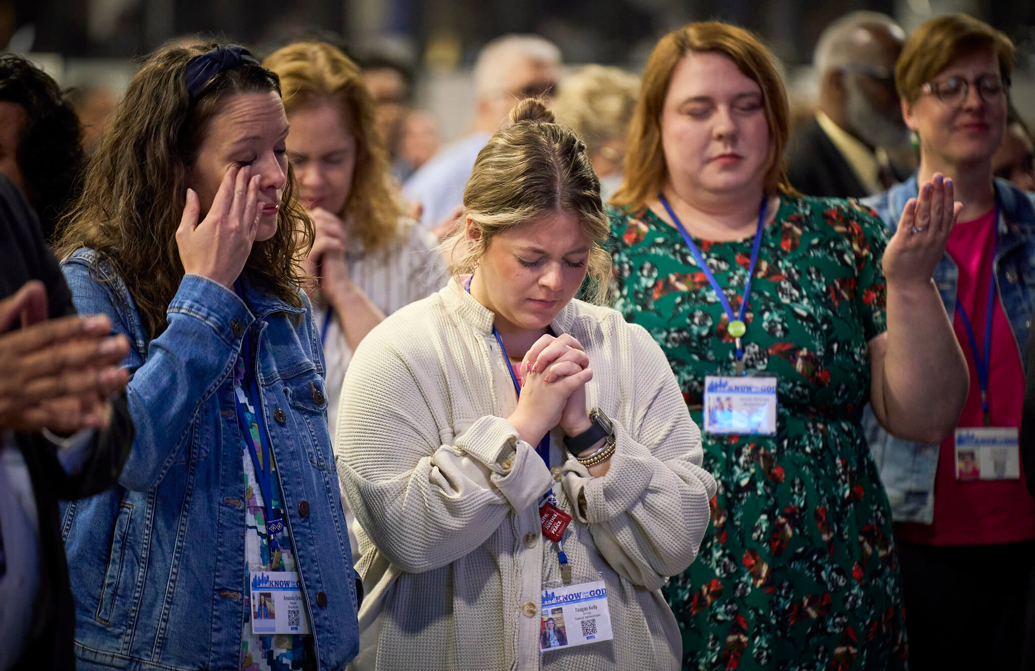 2024년 5월 3일, 노스캐롤라이나주 샬럿에서 열린 연합감리교회 총회의 마지막 날에 총회 참석자들이 함께 기도하고 있다. 사진, 폴 제프리, 연합감리교뉴스.