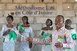 Edmond Assamoi dirige la chorale de la toute nouvelle Église Méthodiste Unie de Gouabo, en Côte d'Ivoire, en 2018. Photo d'archive de Mike DuBose, 