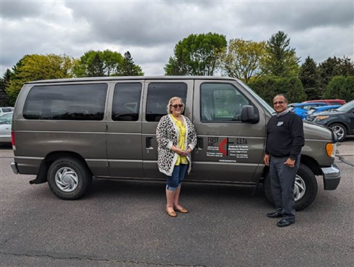 루르데스와 호세 프랑코 부부가 한국 기독교대한감리회 예산중앙교회의 후원으로 구입한 승합차 앞에 서 있다. 사진, 미네소타 연회.