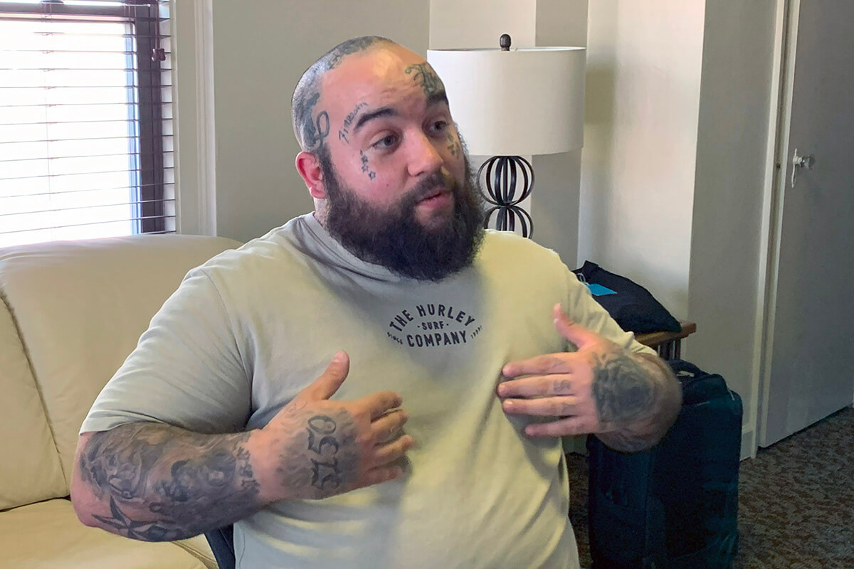 Jeremiah Bowden, es un ex adicto que ahora vive en las Residencias Lucille Raines en Indianápolis y ayuda a otras personas con sus adicciones. Propiedad de la organización metodista unida Mujeres Unidas en la Fe del estado de Indiana y operada por ella, la residencia ofrece alojamiento de transición y apoyo para adictos/as en recuperación para su reinserción a la sociedad. Foto de Joey Butler, Noticias MU.