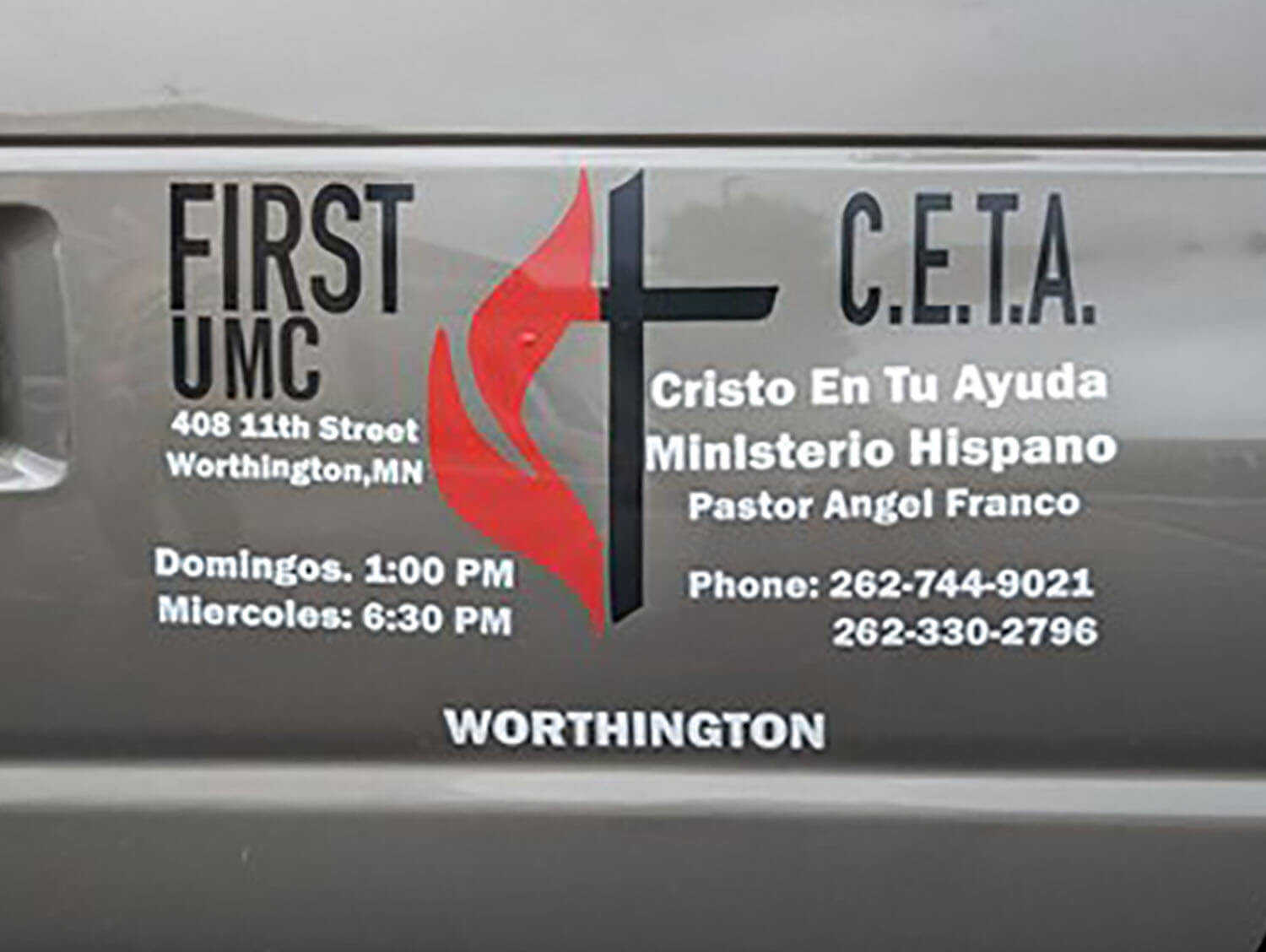 El costado de la camioneta tiene la cruz y la llama de los/as metodistas unidos/as, y la información de contacto de Cristo En Tu Ayuda y su iglesia local, Primera Iglesia Metodista Unida en Worthington. Foto cortesía de Ángel Franco.