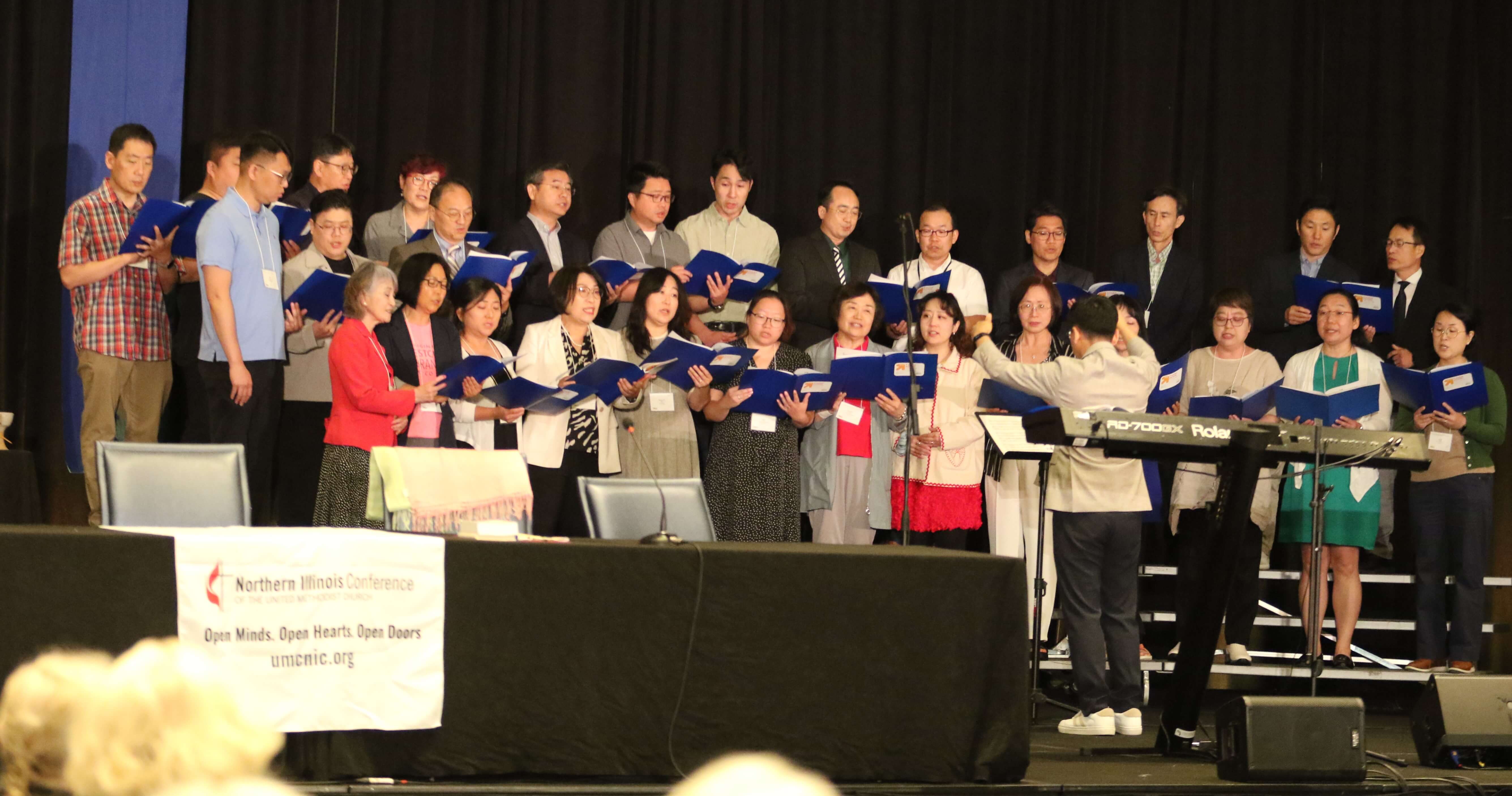 2024년 6월 17일, 북일리노이 연회 은퇴 예배에서 한인목회자들이 특송을 부르고 있다. 사진, 김응선 목사. 연합감리교뉴스. 