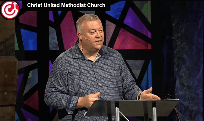 Le révérend Chris Morgan, pasteur principal de l'Église Méthodiste Unie Christ à Bethel Park, en Pennsylvanie, demande des prières suite à la tentative d'assassinat sur l'ancien président Donald Trump. L'église se trouve à quelques pâtés de maisons de l'endroit où vivait le tireur. Les membres de l'église avaient également des liens avec Corey Comperatore, qui est mort en protégeant sa famille lors de l'attaque. Screengrab courtesy of Christ United Methodist Church by UM News.