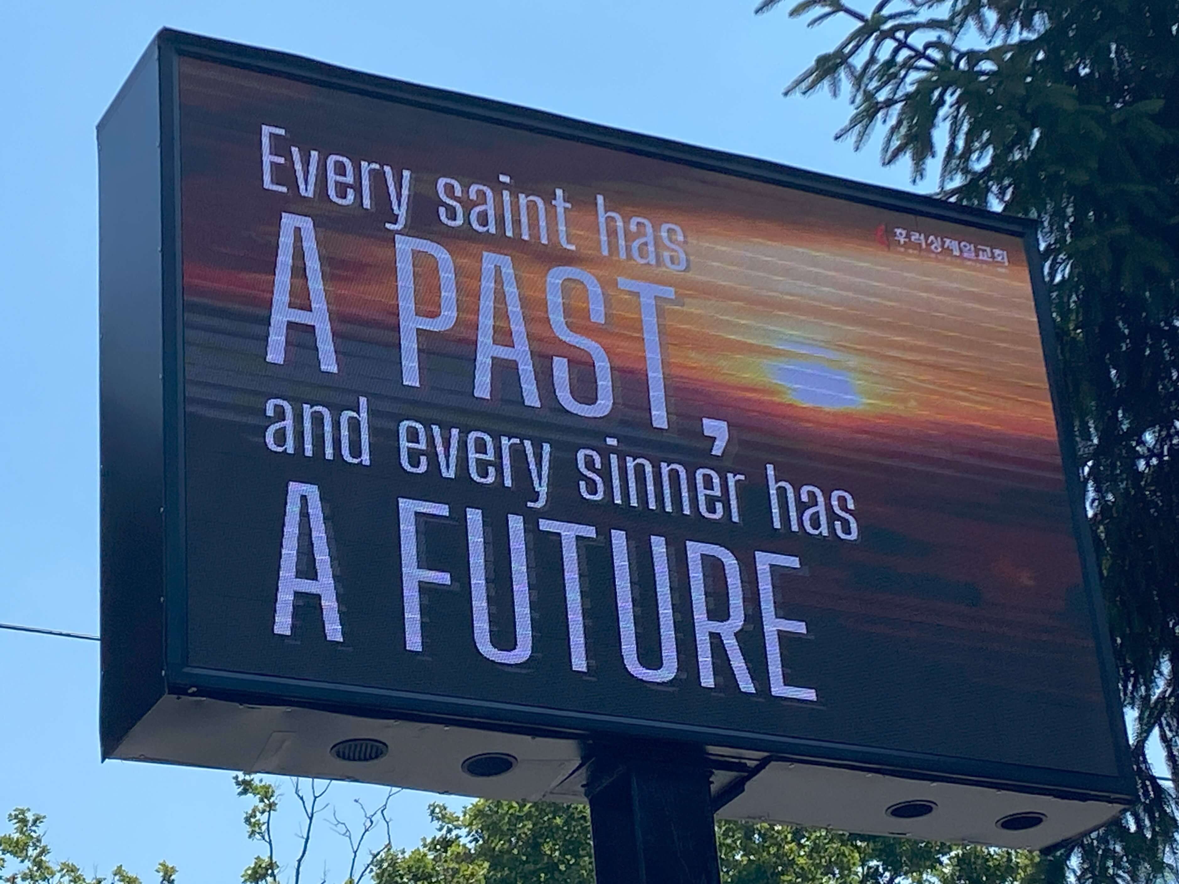 뉴욕 후러싱 제일 연합감리교회는 주차장에 90 X 90 인치의 야외 전광판을 설치하여, 주변 이웃들에게 소망의 메시지를 전하고 있다. 이 전광판은 교회 광고 목적이 아닌, 사람들에게 위로를 주고, 삶에 용기를 주는 내용을 담고 있으며, 메시지는 한국어, 영어, 중국어, 스페인어 등 4개 언어로 제공된다. 사진 제공, 뉴욕 후러싱 제일 연합감리교회. 